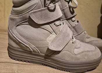 Botki sportowe z wewnętrznymi koturnami