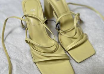 Zara sandały na obcasie damskie wiązane z paskami na słupku pastelowe słomi
