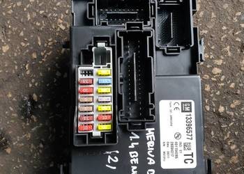 OPEL MERIVA II B SKRZYNKA BEZPIECZNIKOW 13396577