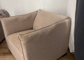 Fotel w kolorze jasnobeżowym