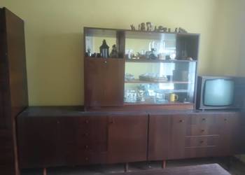 Stary zabytkowy telewizor marki Unitra oraz drugi telewizor  inn rm