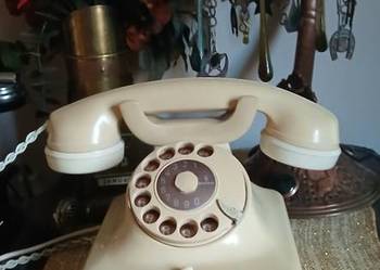 Stary telefon na tarczę z lat 60 tych