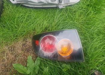 Lampa tylna lewa w błotnik narożna Mazda 3 BK sedan 4d.