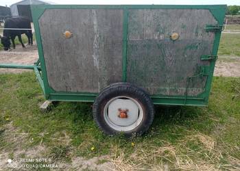 Mała przyczepa rolnicza, sztywna. Solidna.