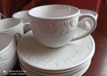 Filiżanka duża 250 ml. , białej porcelany. Reliefy- liście