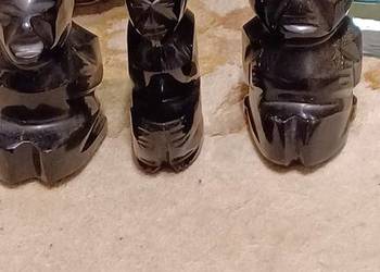 rzeżby czarnego onyksu lub obsydianu motywy Majów, Azteków lub Tiki