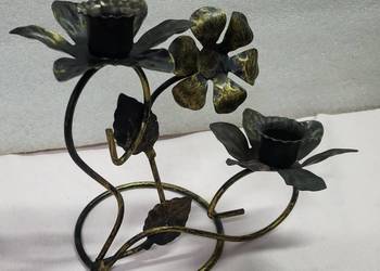 Elegancki metalowy świecznik kwiatowy – styl vintage Elegancki metalowy świecznik kwiatowy – styl vintage