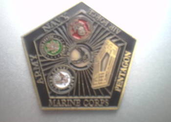 Moneta z napisem MARINE CORPS, NAVY, PENTAGON, ARMY.