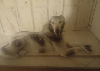 Porcelanowa figurka charta rosyjskiego produkcji Wałbrzych