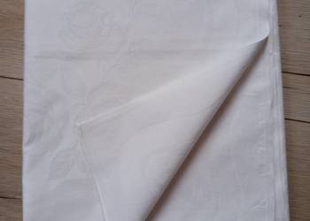 Elegancki biały obrus w żakardowy wzór