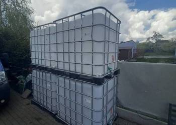 Zbiornik na wodę po spożywce jak nowe na plastikowych paletach