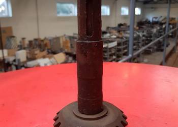 Wałek z kołem stożkowym skrzyni rozrzutnik N-218 2218030020