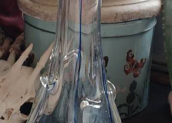 z wtopionymi kobaltowymi smugami lub "nitkami wazon Ząbkowice