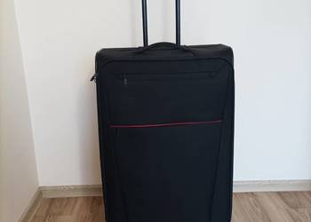 Duża walizka podróżna na kółkach