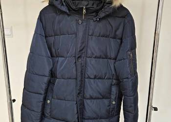 Granatowa kurtka zimowa z kapturem i futerkiem pikowana Vistula