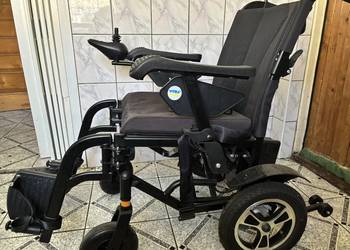 Wózek inwalidzki elektryczny.