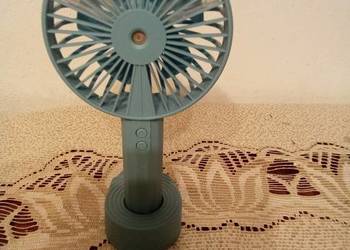 Wentylator do ręki z rozpylaczem mgiełki