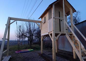 Place zabaw, wieże, domki drewniane w różnej konfiguracji!