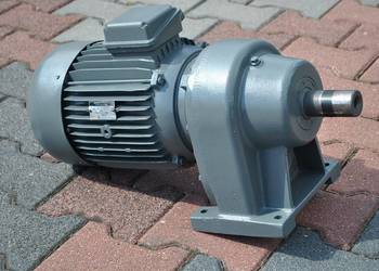 Motoreduktor dwubiegowy 1.3/1.8kw. 20/32obr./min..