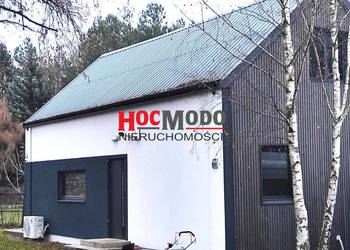 Nowoczesny dom z 2023 roku z antresolą.