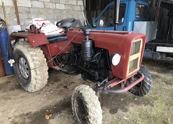 Czerwony sam ciągnik