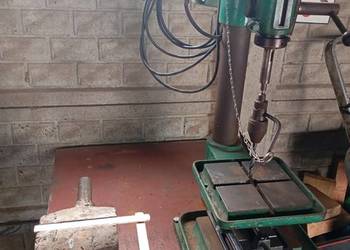 Wiertarka stołowa ze stołem i imadłem