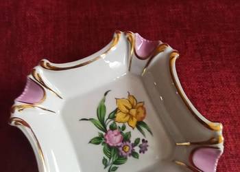 Popielniczka porcelanowa. Syg. PM. 2437. Ręcznie zdobiona