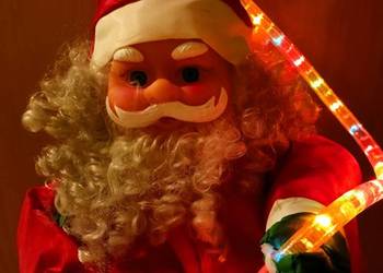 Mikołaj wspinający się po linie z wężem led