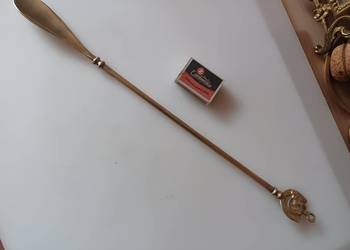 Mosiężna, długa łyżka do butów.