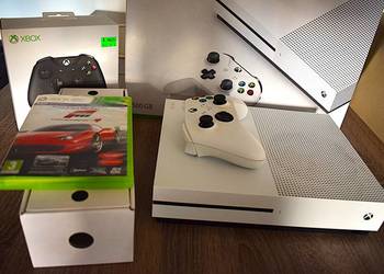 Xbox One S 500GB + pad + gra Forza + okablowanie i pudełka