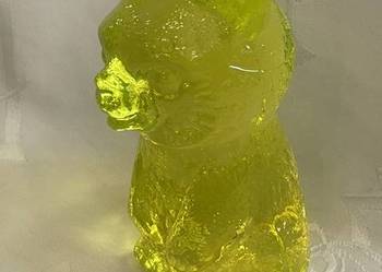 Figurka niedźwiadka ze szkła uranowego