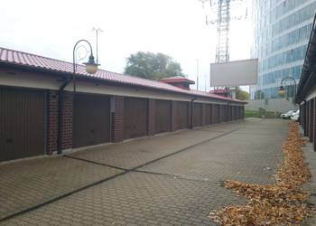 Wolnostojący garaż na wyścigach konnych