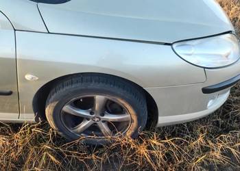 Błotnik prawy przód przedni Peugeot 407 KCVD