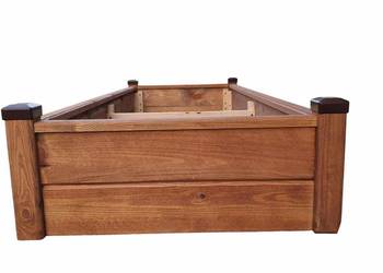 Skrzynka cmentrna z zabiezpieczeniem słupków narożnych.