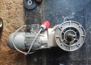 Motoreduktor Kątowy Lenze 400V hamulec 28,6 obr/min 0,55 kW