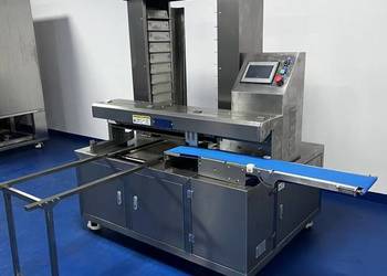 Aparat załadowczy do bułek, drożdżówek itp. na blachy w skartony, skrzynk