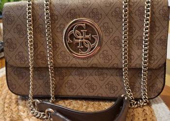 Piękna torebka Guess na łańcuszku