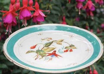 Śliczna patera na stopie,
z bordiurą w kolorze Tiffany Blue 
zdobiona motyw