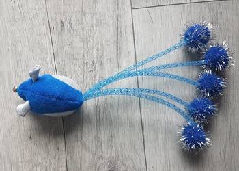 Zabawka dla kota w kształcie granatowa myszka z pomponami