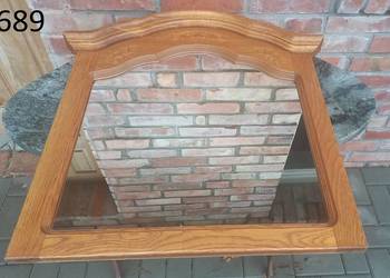 Lustro ścienne wiszące w drewnianej ramie (689)