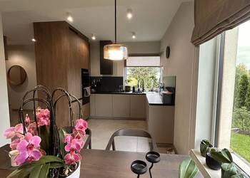Na sprzedaż bliźniak 130 m2. Polączone garażami. 4 pokoje, 2 lazienki,garaż