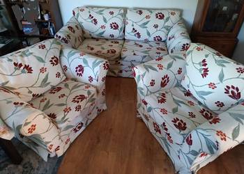 Sofa w kwiaty i dwa fotele