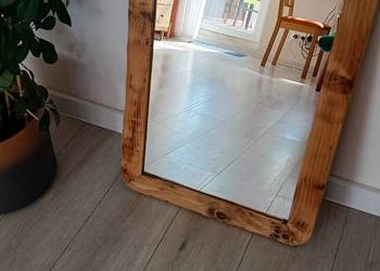 Duże lustro w drewnianej ramie