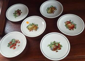 Talerzyki deserowe z owocami.