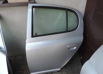 DRZWI TYLNE LEWE TOYOTA YARIS I HB FL 1E7
