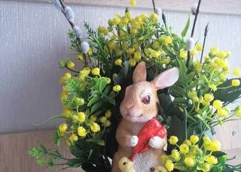 Stroik świąteczny wielkanocny z zajączkiem. Dekoracja świąteczna. Ozdoby