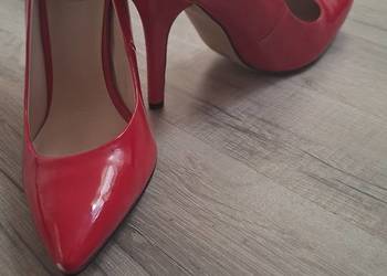 Szpilki czerowne Guess