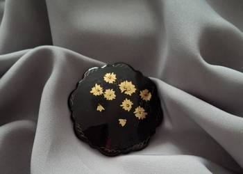 Antyczna drewniana broszka z lat 60. XX wieku.