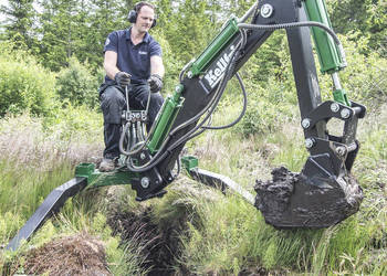 Minikoparka do ATV z silnikiem spalinowym 10 KM i łyżką z chwytakiem.