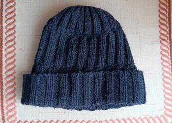 Czapka zimowa włóczkowa , obrusik - serweta na ławę  , wazonik - flakonik